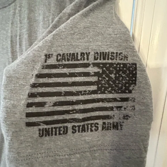 🌷Like new unisex medium First 1st Cavalry Division United States Army t shirt🌷 - Picture 3 of 4